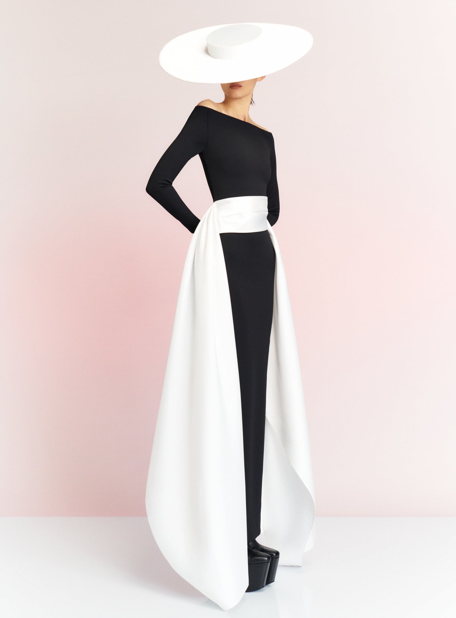 Black color designer evening gown | Model pakaian hijab, Gaun hitam, Wanita